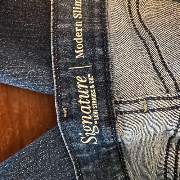 Women’s Medium Wash Signature by Levi Strauss Jeans - Picture 7 of 7